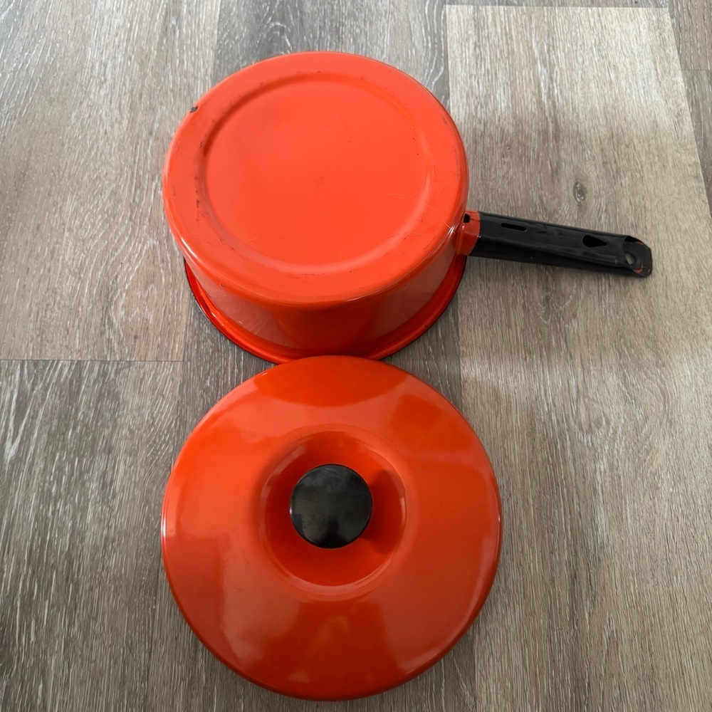 1970s Enamel Orange Stovetop Pot with Lid Medium Size - Picture 8 of 12